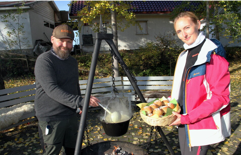 Kokkene Lars Magnus Jenssen og Toni O. Bratli serverte potetsuppe - med lokale og egne råvarer, etter prisseremonien. (Foto: Morten Holt)