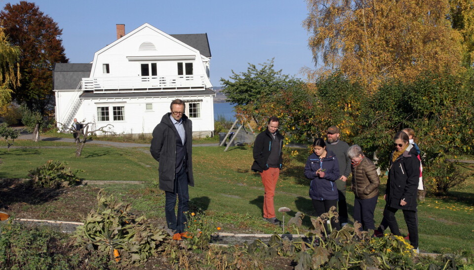 Jurymedlemmer, ansatte og beboere på tur i urte- og grønnsakshagen på Granly Stiftelse. (Fot: Morten Holt)