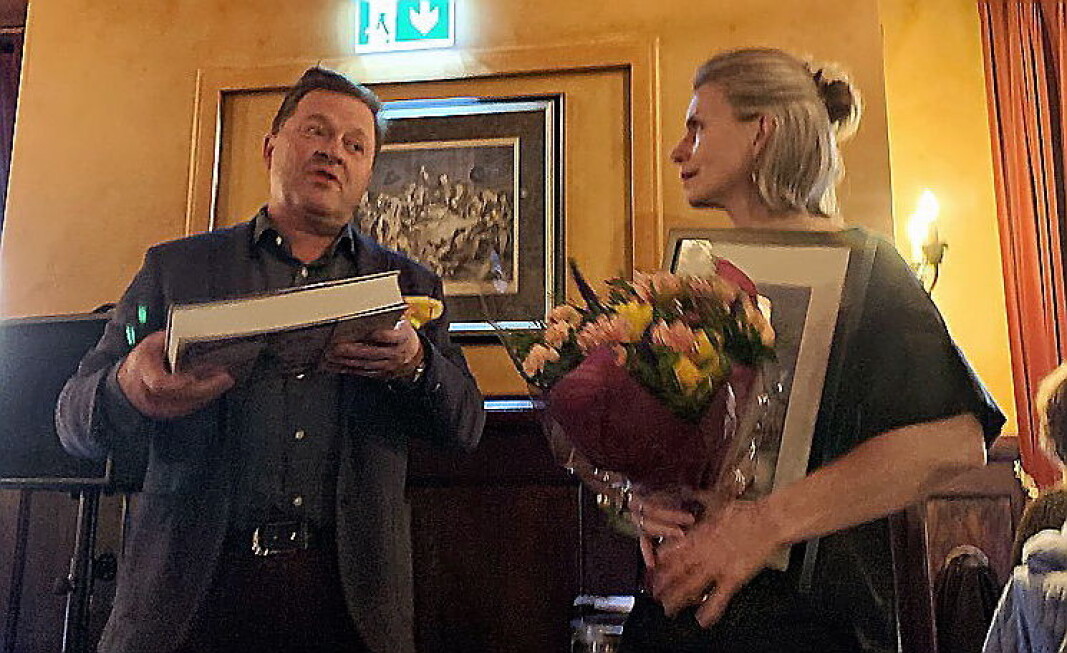 Maj-Britt Aaagaard er Årets lutefiskelsker 2020. Her sammen med prisutdeler Arne Hjeltnes. (Foto: Gamle Raadhus) Maj-Britt Aaagaard er Årets lutefiskelsker 2020. Her sammen med prisutdeler Arne Hjeltnes. (Foto: Gamle Raadhus)