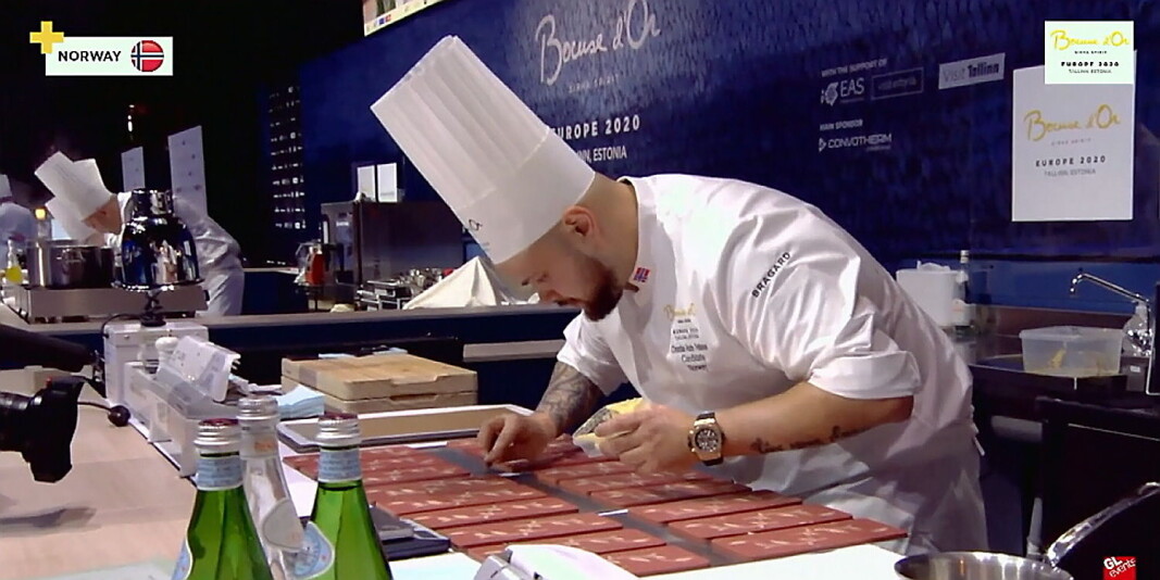 Christian A. Pettersen i aksjon i Bocuse d'Or Europe i Tallinn i dag. (Foto: Printscreen) Christian A. Pettersen i aksjon i Bocuse d'Or Europe i Tallinn i dag. (Foto: Printscreen)
