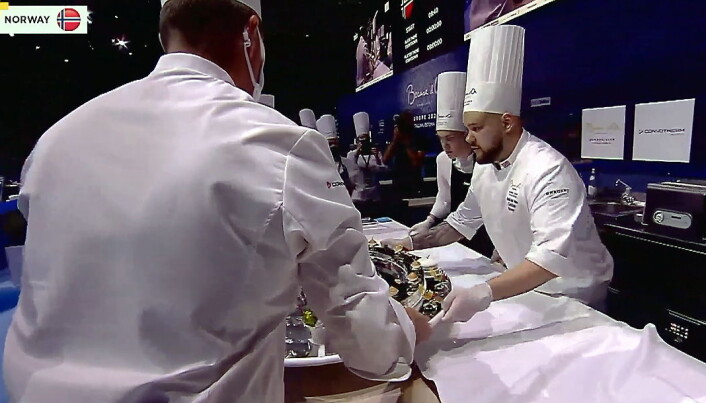 Christian A. Pettersen leverer fatet i Bocuse d'Or Europe i Tallinn. (Foto: Printscreen) Christian A. Pettersen leverer fatet i Bocuse d'Or Europe i Tallinn. (Foto: Printscreen)