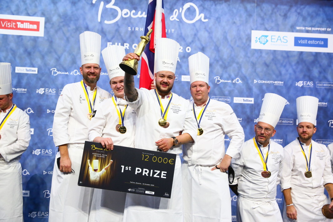 Det norske teamet på toppen av pallen - nok en gang. Christian A. Pettersen vant Bocuse d'Or Europe 2020 i Tallinn. (Foto: Norsk Gastronomi) Click to add image caption Det norske teamet på toppen av pallen - nok en gang. Christian A. Pettersen vant Bocuse d'Or Europe 2020 i Tallinn. (Foto: Norsk Gastronomi) Click to add image caption
