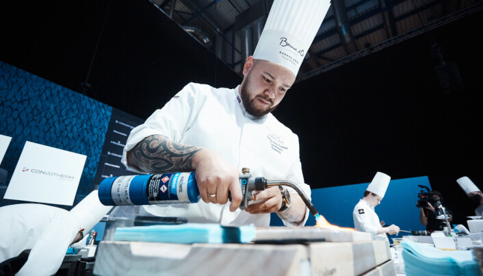 Christian A. Pettersen i aksjon i Tallinn i Estland. (Foto: Norsk Gastronomi) Christian A. Pettersen i aksjon i Tallinn i Estland. (Foto: Norsk Gastronomi)