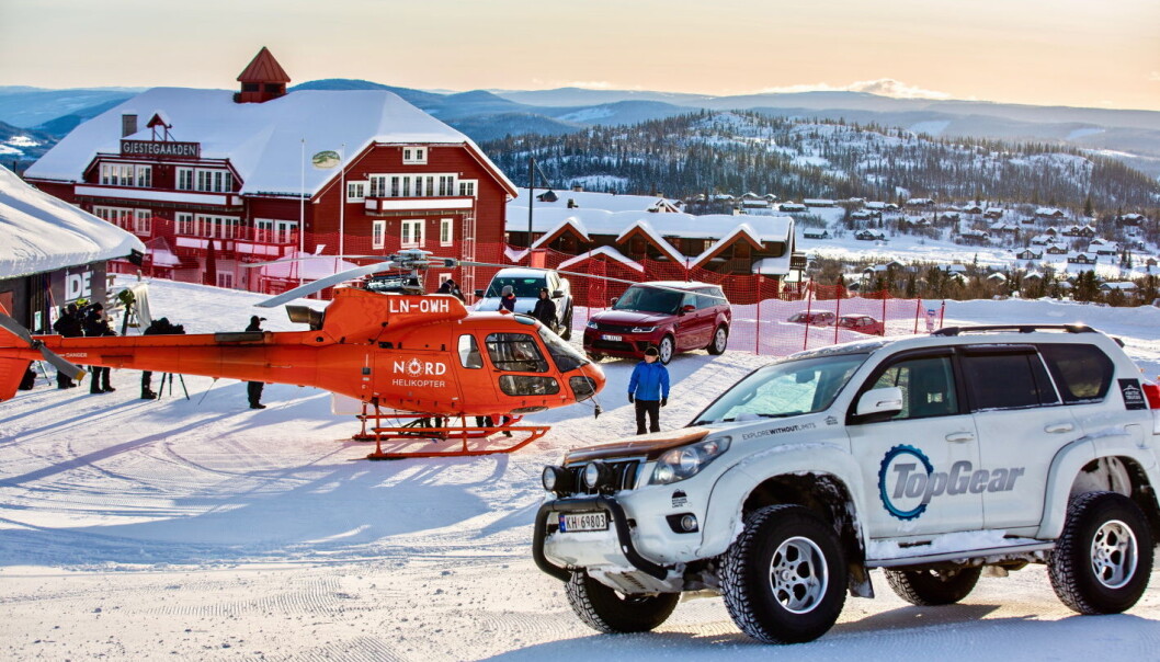 Mye action på Beitostølen før jul i fjor, med biler og helikopter i alpinbakken, da Top Gear Norge, Top Gear Sverige og Top Gear Danmark filmet i Fjellandsbyen i en uke, med egne programlederteam fra alle tre skandinaviske landene og et produksjonsteam på 30 personer i regi av Nordisk Film. (Foto: Joakim Blyverket, Nordisk Film) Mye action på Beitostølen før jul i fjor, med biler og helikopter i alpinbakken, da Top Gear Norge, Top Gear Sverige og Top Gear Danmark filmet i Fjellandsbyen i en uke, med egne programlederteam fra alle tre skandinaviske landene og et produksjonsteam på 30 personer i regi av Nordisk Film. (Foto: Joakim Blyverket, Nordisk Film)