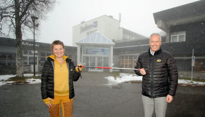Beitostølens første profesjonelle ekspert på sosiale medier er på plass hos Beitostølen Resort. Skistaven mellom henne og direktør Atle Hovi, utgjør ikke bare den helseriktige meteren, men er også et symbol på kontakten mennesker imellom. (Foto: DestinasjonsKirurgene) Beitostølens første profesjonelle ekspert på sosiale medier er på plass hos Beitostølen Resort. Skistaven mellom henne og direktør Atle Hovi, utgjør ikke bare den helseriktige meteren, men er også et symbol på kontakten mennesker imellom. (Foto: DestinasjonsKirurgene)