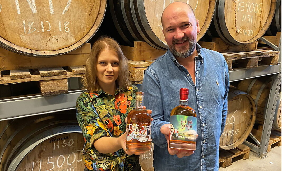 Madelaine og Jon Bertelsen har utviklet akevitten «Jul på Senja». (Foto: Det Norske Brenneri) Madelaine og Jon Bertelsen har utviklet akevitten «Jul på Senja». (Foto: Det Norske Brenneri)