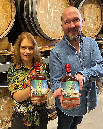 Madelaine og Jon Bertelsen har utviklet akevitten «Jul på Senja». (Foto: Det Norske Brenneri) Madelaine og Jon Bertelsen har utviklet akevitten «Jul på Senja». (Foto: Det Norske Brenneri)