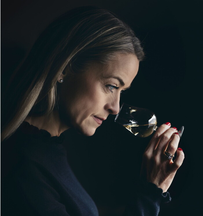 Sommelier Marthe Bøhn og Oslo Håndverksdestilleri har utviklet Gullmunn Juleakevitt. (Foto: Anne Valeur) Sommelier Marthe Bøhn og Oslo Håndverksdestilleri har utviklet Gullmunn Juleakevitt. (Foto: Anne Valeur)
