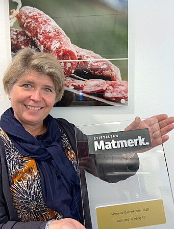 Administrerende direktør i Stiftelsen Matmerk, Nina Sundqvist, delte ut Matmerkprisen under NM i kjøttprodukter. (Foto: Stiftelsen Matmerk) Administrerende direktør i Stiftelsen Matmerk, Nina Sundqvist, delte ut Matmerkprisen under NM i kjøttprodukter. (Foto: Stiftelsen Matmerk)