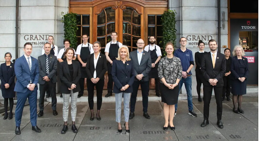 Heder til Grand-ansatte – med hotelldirektør Toril Flåskjer (midten foran) i spissen, under World Travel Awards. (Foto: Grand Hotel by Scandic)