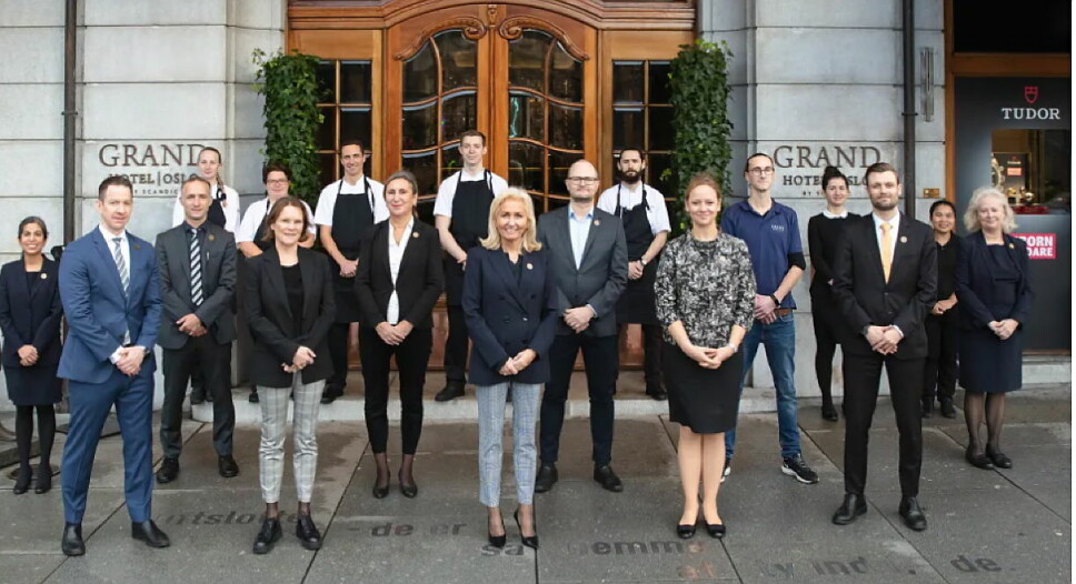 Heder til Grand-ansatte – med hotelldirektør Toril Flåskjer (midten foran) i spissen, under World Travel Awards. (Foto: Grand Hotel by Scandic)