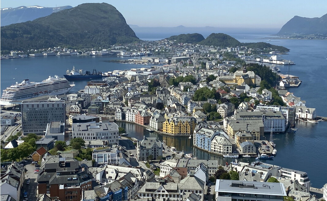 Thon Hotel Ålesund, som nå skal renoveres og få Thon-stil, ligger helt til høyre i bildet. (Foto: Morten Holt) Thon Hotel Ålesund, som nå skal renoveres og få Thon-stil, ligger helt til høyre i bildet. (Foto: Morten Holt)