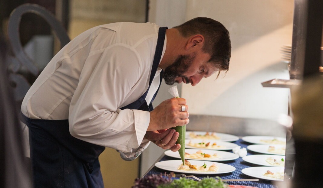 Mesterkokk og ny tørrfiskambassadør Ivano Ricchebono i full gang med å lage velsmakende retter av en av sine yndlingsråvarer: tørrfisk fra Norge. (Foto: Giulia la Monica) Mesterkokk og ny tørrfiskambassadør Ivano Ricchebono i full gang med å lage velsmakende retter av en av sine yndlingsråvarer: tørrfisk fra Norge. (Foto: Giulia la Monica)