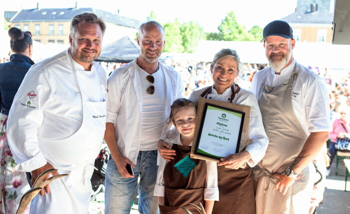 Iris og Eivind Aune sammen med Mikael Forselius og Lars Erik Vesterdal. (Foto: Jentene på tunet) Iris og Eivind Aune sammen med Mikael Forselius og Lars Erik Vesterdal. (Foto: Jentene på tunet)