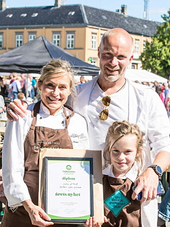 Iris og Eivind Aune fra Jentene på tunet da de vant pris på Matfestivalen i Trondheim. (Foto: Jentene på tunet) Iris og Eivind Aune fra Jentene på tunet da de vant pris på Matfestivalen i Trondheim. (Foto: Jentene på tunet)