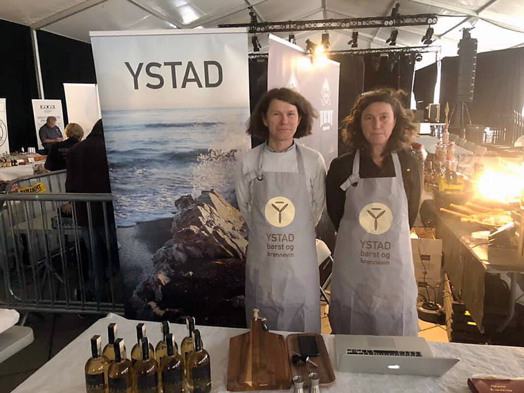 Hallvard Ystad og Ingri Ystad Haakonsen. Bildet ble tatt på Akevittfestivalen på Gjøvik i 2019. (Foto: Ystad børst og brennevin) Hallvard Ystad og Ingri Ystad Haakonsen. Bildet ble tatt på Akevittfestivalen på Gjøvik i 2019. (Foto: Ystad børst og brennevin)