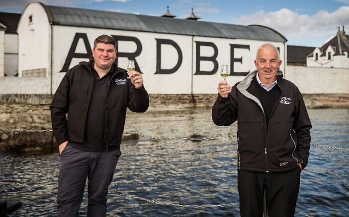 Ny og gammel destillasjonssjef hos Ardbeg; Colin Gordon (til venstre) og Mickey Heads. (Foto: Ardbeg) Ny og gammel destillasjonssjef hos Ardbeg; Colin Gordon (til venstre) og Mickey Heads. (Foto: Ardbeg)