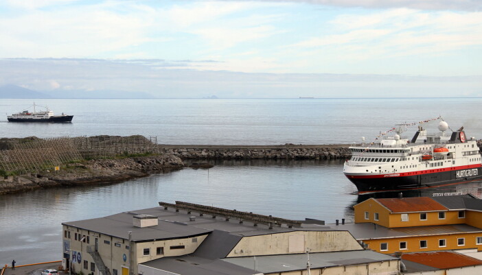 MS Lofoten (til venstre) på vei inn til Svolvær. (Foto: Morten Holt) MS Lofoten (til venstre) på vei inn til Svolvær. (Foto: Morten Holt)