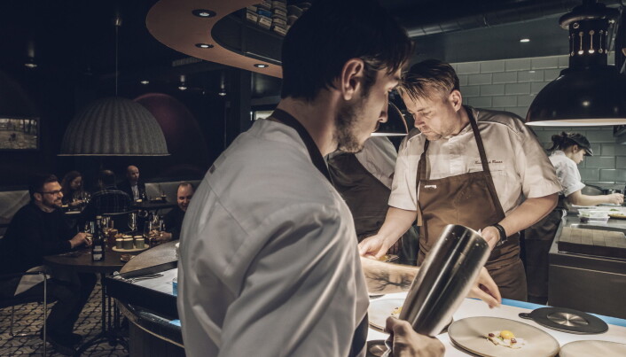 <span class=" t15" data-lab-text_size_desktop="15">Sven Erik Renaa i aksjon i sin prisbelønte restaurant, Re-Naa. (Foto: Tommy Ellingsen)</span> <span class=" t15" data-lab-text_size_desktop="15">Sven Erik Renaa i aksjon i sin prisbelønte restaurant, Re-Naa. (Foto: Tommy Ellingsen)</span>