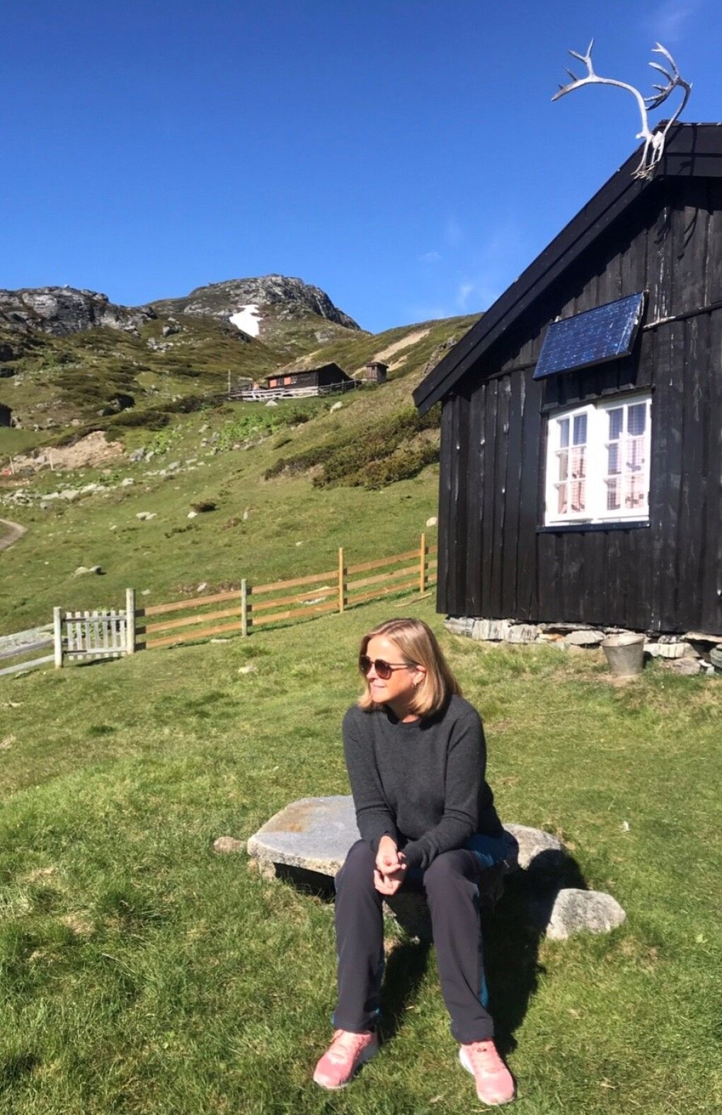 Luksus for meg kan være et opphold på den enkle, men koselige hytta vår i Jotunheimen. Og jeg er ikke alene. Folk flest ønsker seg «back to basic». Et solid produkt. En historie som berører. Enkel livsstil har blitt luksus. (Foto: Hasselknippe) Luksus for meg kan være et opphold på den enkle, men koselige hytta vår i Jotunheimen. Og jeg er ikke alene. Folk flest ønsker seg «back to basic». Et solid produkt. En historie som berører. Enkel livsstil har blitt luksus. (Foto: Hasselknippe)