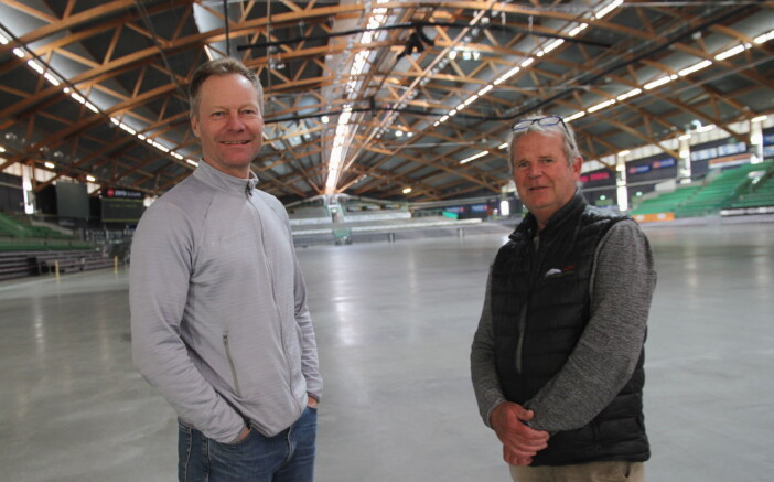 Konrad Sel sammen med salgssjef for Hamar Olympiske Anlegg, Lars Røste. (Foto: Morten Holt) Konrad Sel sammen med salgssjef for Hamar Olympiske Anlegg, Lars Røste. (Foto: Morten Holt)