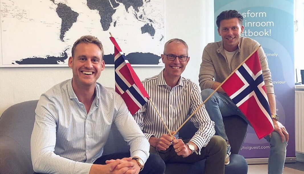 Peter Møller Laursen flankert av eierne av «DigitalGuest», konsernsjef Christian Markedal til høyre og «CSO» Jonathan Bjerg Jacobsen. (Foto: DigitalGuest) Peter Møller Laursen flankert av eierne av «DigitalGuest», konsernsjef Christian Markedal til høyre og «CSO» Jonathan Bjerg Jacobsen. (Foto: DigitalGuest)
