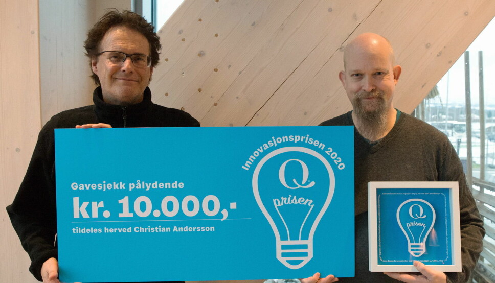 Christian Andersson (til høyre) har fått Q Innovasjonspris. Her sammen med selger Tore Fjellstad. (Foto: Kavli)