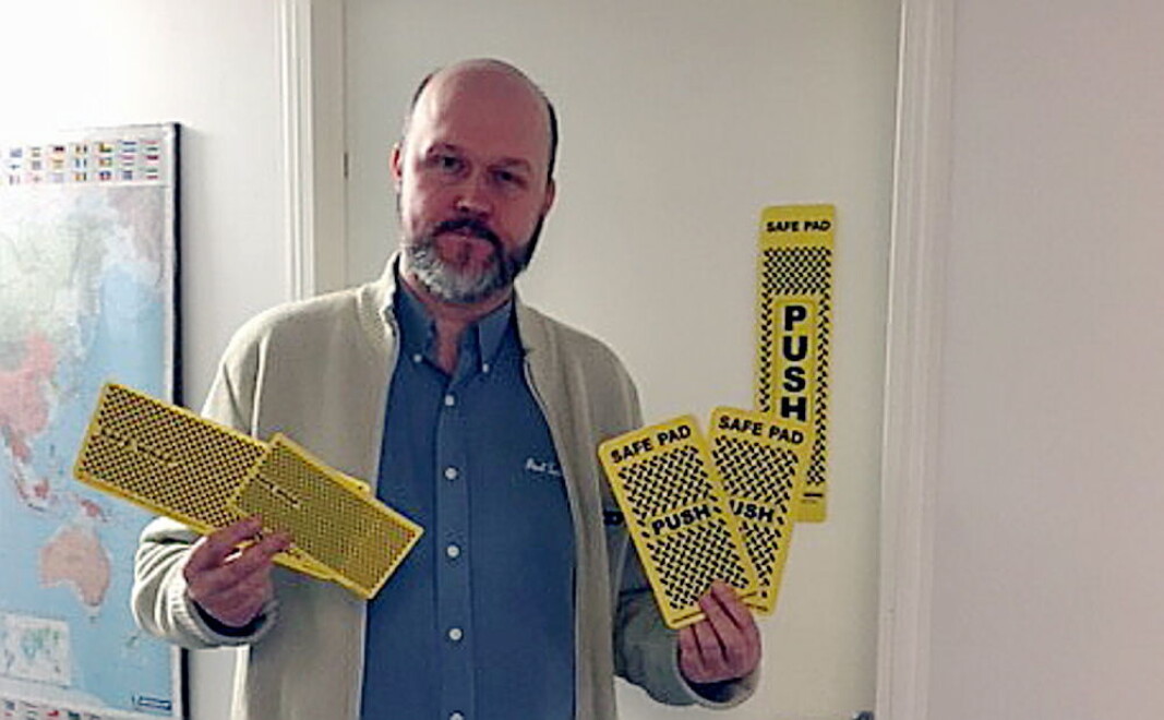 Thor Nielsen med noen eksempler på Safe Pads. (Foto: Insider Facility Services) Thor Nielsen med noen eksempler på Safe Pads. (Foto: Insider Facility Services)