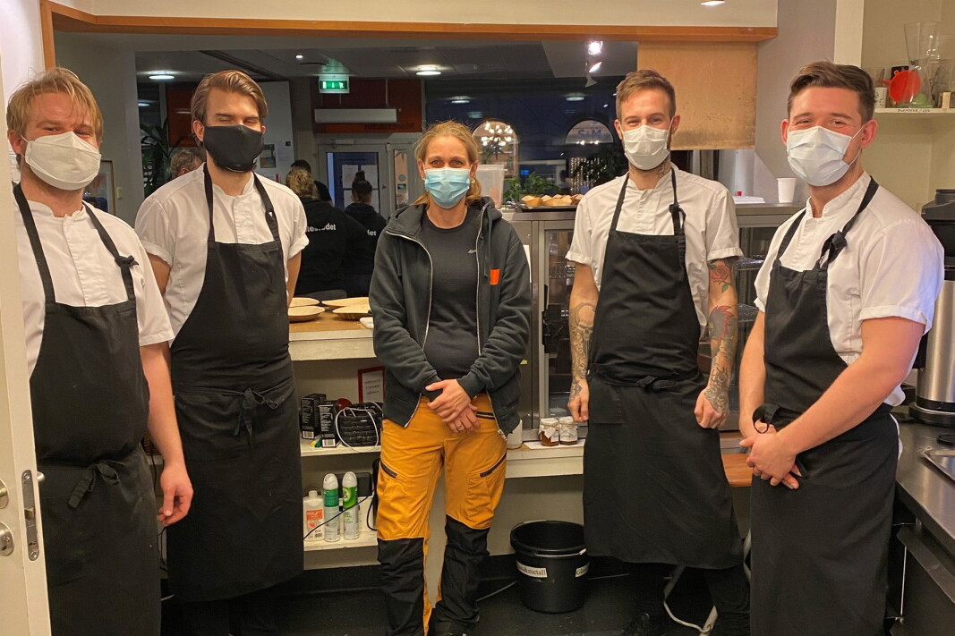 Kjøkkensjef Jimmy Øien og alle de andre permitterte på Restaurant Rest i Oslo lager mat for vanskeligstilte i Oslo – i samarbeid med Kirkens Bymisjon. Her er kokkene Erik Sebastian Dessen (fra venstre), Christopher Andre Grude Christiansen, Jimmy Øien og Leopold Prytz Roze sammen med en fra Kirkens Bymisjon. (Foto: Rest) Kjøkkensjef Jimmy Øien og alle de andre permitterte på Restaurant Rest i Oslo lager mat for vanskeligstilte i Oslo – i samarbeid med Kirkens Bymisjon. Her er kokkene Erik Sebastian Dessen (fra venstre), Christopher Andre Grude Christiansen, Jimmy Øien og Leopold Prytz Roze sammen med en fra Kirkens Bymisjon. (Foto: Rest)