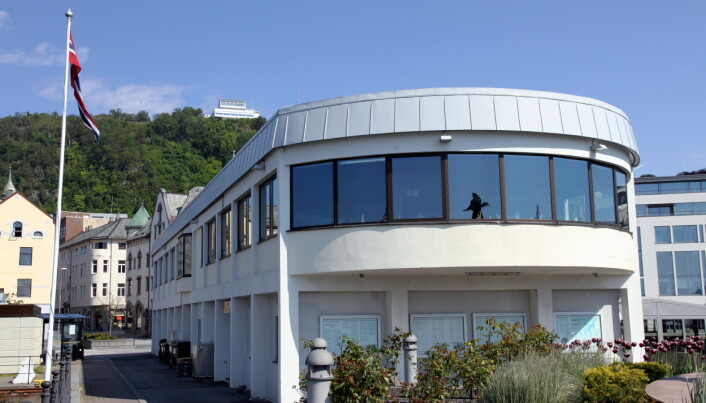XL Diner er en svært populær bacalao-restaurant på kaikanten i Ålesund. Restauranten holder til i andre etasje i det avrundede bygget. . I bakgrunnen velkjente Aksla. (Foto: Morten Holt) XL Diner er en svært populær bacalao-restaurant på kaikanten i Ålesund. Restauranten holder til i andre etasje i det avrundede bygget. . I bakgrunnen velkjente Aksla. (Foto: Morten Holt)