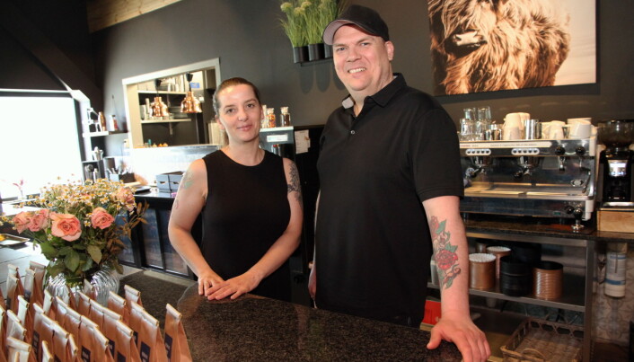 Evelyn Tanguy Skeide og Rune André Vestheim Skeide i spiseriet Soltinn, der også hotellets gjester spiser frokost. (Foto: Morten Holt) Evelyn Tanguy Skeide og Rune André Vestheim Skeide i spiseriet Soltinn, der også hotellets gjester spiser frokost. (Foto: Morten Holt)