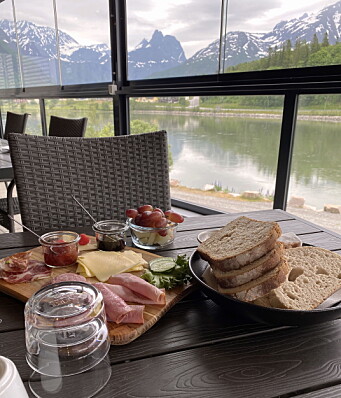 Utsikt mot Romsdalen fra frokostbordet. (Foto: Morten Holt) Utsikt mot Romsdalen fra frokostbordet. (Foto: Morten Holt)