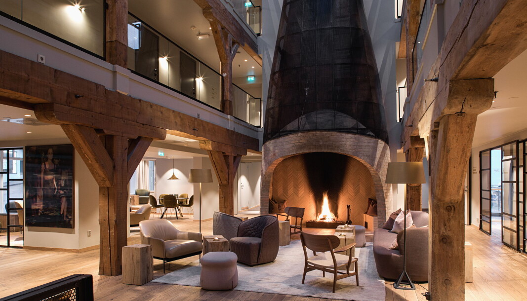 Fra lobbyen på Hotel Brosundet. Peisen er 17 meter høy! (Foto: Hotel Brosundet/Marte Garmann) Fra lobbyen på Hotel Brosundet. Peisen er 17 meter høy! (Foto: Hotel Brosundet/Marte Garmann)