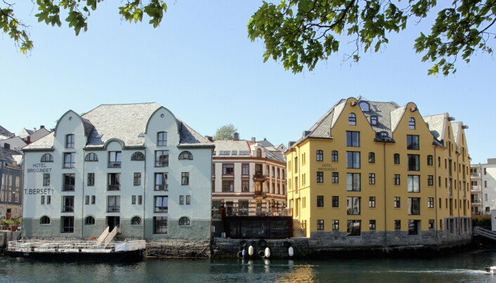 De to byggene som utgjør Hotel Brosundet. (Foto: Morten Holt) De to byggene som utgjør Hotel Brosundet. (Foto: Morten Holt)