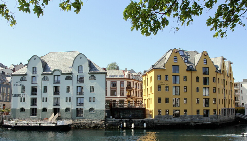 De to byggene som utgjør Hotel Brosundet. (Foto: Morten Holt)