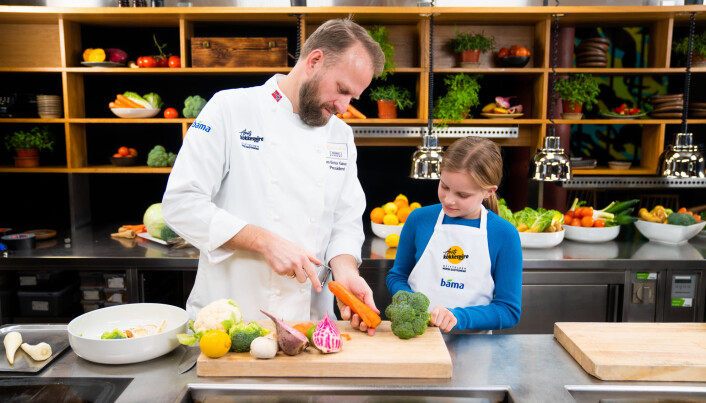 Tom Victor Gausdal er blant dem som fronter den nye konkurransen "Årets kokkespire". (Foto: Stiftelsen Norsk Gastronomi) Tom Victor Gausdal er blant dem som fronter den nye konkurransen "Årets kokkespire". (Foto: Stiftelsen Norsk Gastronomi)