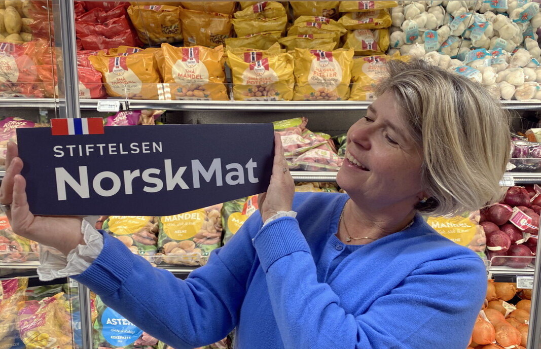 Administrende direktør i Matmerk, som blir til Norsk Mat, Nina Sundqvist, med ny logo for Stiftelsen Norsk Mat. (Foto: Matmerk/Norsk Mat) Administrende direktør i Matmerk, som blir til Norsk Mat, Nina Sundqvist, med ny logo for Stiftelsen Norsk Mat. (Foto: Matmerk/Norsk Mat)