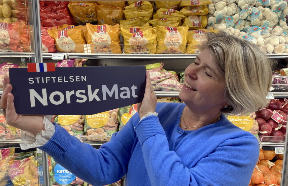 Administrende direktør i Matmerk, som blir til Norsk Mat, Nina Sundqvist, med ny logo for Stiftelsen Norsk Mat. (Foto: Matmerk/Norsk Mat)