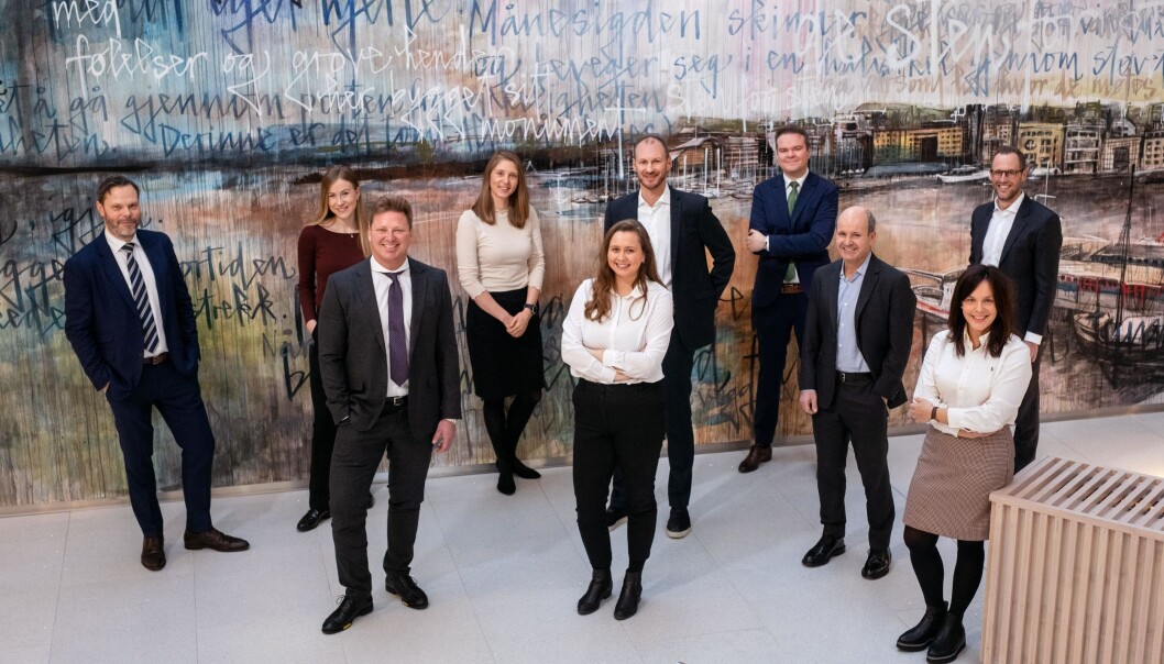 Noen av de ansatte i arbeidsrettsavdelingen i Oslo. I første rekke «gamle kjente», fra venstre Nils Lie, Ole André Oftebro, Regine Rolfsen og Liss Sunde. Anders Stenbrenden bakerst til høyre i bildet. (Foto: Kluge) Noen av de ansatte i arbeidsrettsavdelingen i Oslo. I første rekke «gamle kjente», fra venstre Nils Lie, Ole André Oftebro, Regine Rolfsen og Liss Sunde. Anders Stenbrenden bakerst til høyre i bildet. (Foto: Kluge)