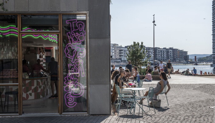 En ny undersøkelse viser at 39 prosent har spist på restaurant i Bjørvika i løpet av 2020, opp fra 33 prosent i 2018. 13 prosent har handlet i butikkene, som er mer enn en dobling fra seks prosent i 2018. (Illustrasjonsfoto: Katrine Lunke) En ny undersøkelse viser at 39 prosent har spist på restaurant i Bjørvika i løpet av 2020, opp fra 33 prosent i 2018. 13 prosent har handlet i butikkene, som er mer enn en dobling fra seks prosent i 2018. (Illustrasjonsfoto: Katrine Lunke)