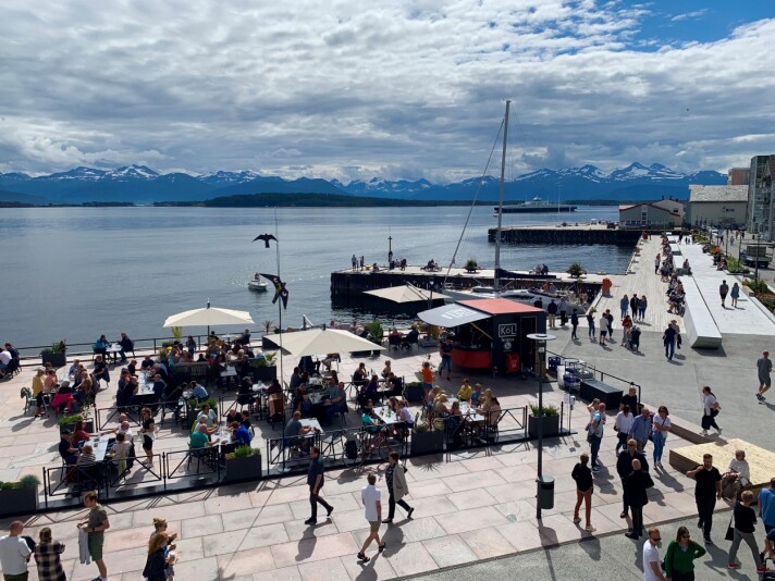 Sjøfronten, her sett gjennom et vindu i Molde Torget, er udiskutabelt blitt Moldes downtown. (Foto: Britt Janne Tennøy) Sjøfronten, her sett gjennom et vindu i Molde Torget, er udiskutabelt blitt Moldes downtown. (Foto: Britt Janne Tennøy)