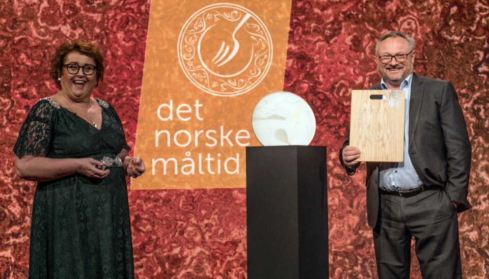 Landbruks- og matminister Olaug Bollestad delte ut hedersprisen til Bent Stiansen. (Foto: Det Norske Målod/Bitmap)