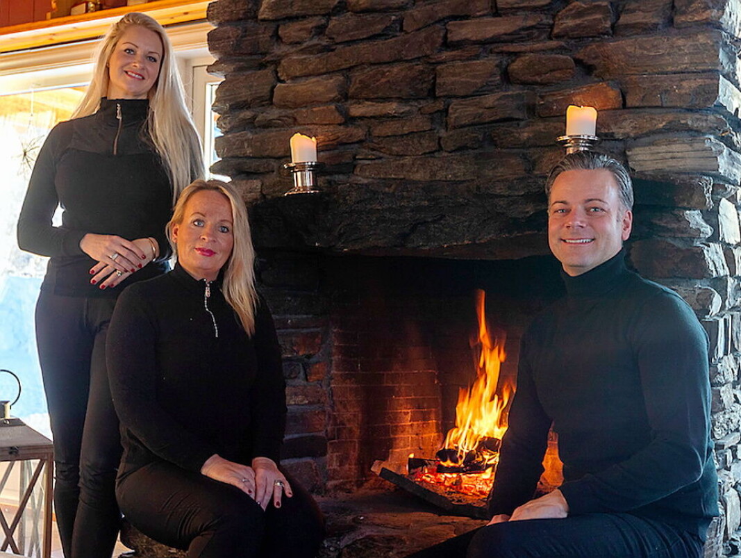 ProHemsedals team består av Karin Follesø (daglig leder), Astrid Elisabeth Kihle Jordan (salgssjef) og Andreas Tangberg (markedssjef). (Foto: ProHemsedal) ProHemsedals team består av Karin Follesø (daglig leder), Astrid Elisabeth Kihle Jordan (salgssjef) og Andreas Tangberg (markedssjef). (Foto: ProHemsedal)
