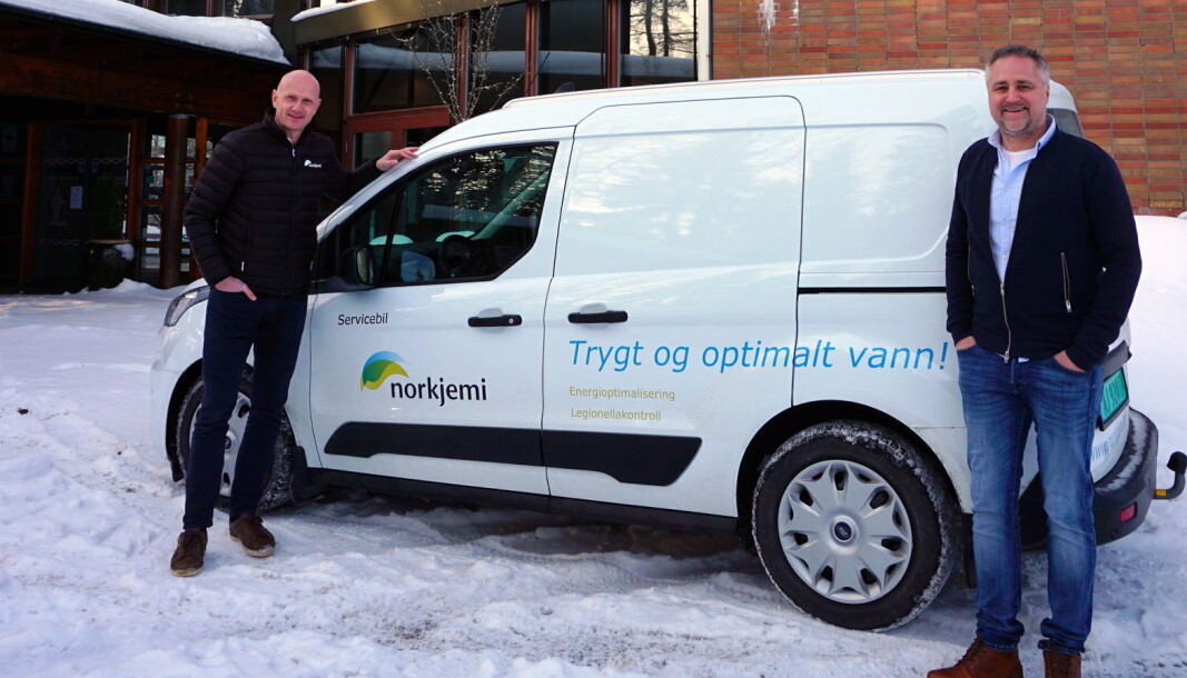 Kenneth Riisa (til venstre i bildet), avdelingsleder for rådgivning og service hos Kiwa NorKjemi sammen med driftsdirektør for Soria Moria Hotell, Joachim Holen. (Foto: Kiwa Norkjemi). Kenneth Riisa (til venstre i bildet), avdelingsleder for rådgivning og service hos Kiwa NorKjemi sammen med driftsdirektør for Soria Moria Hotell, Joachim Holen. (Foto: Kiwa Norkjemi).