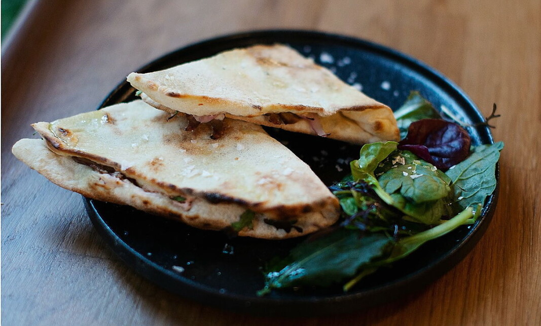 Piadine med reinsdyr rødløk tyttebærkremost og salat. (Foto Marie Louise Somby, Árvu) Piadine med reinsdyr rødløk tyttebærkremost og salat. (Foto Marie Louise Somby, Árvu)