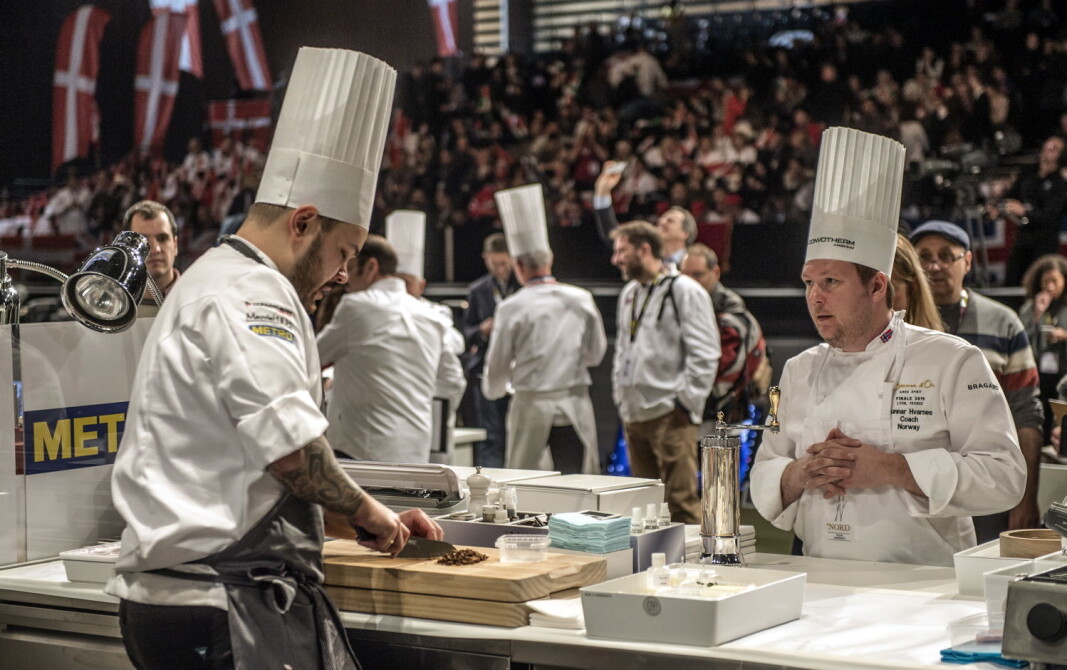 Christian A. Pettersen i aksjon i Bocuse d'Or i Lyon i 2019. Han er også Norges deltaker i 2021. Til høyre coach Gunnar Hvarnes, som også er coach i år. (Foto: Tom Haga, arkiv) Christian A. Pettersen i aksjon i Bocuse d'Or i Lyon i 2019. Han er også Norges deltaker i 2021. Til høyre coach Gunnar Hvarnes, som også er coach i år. (Foto: Tom Haga, arkiv)