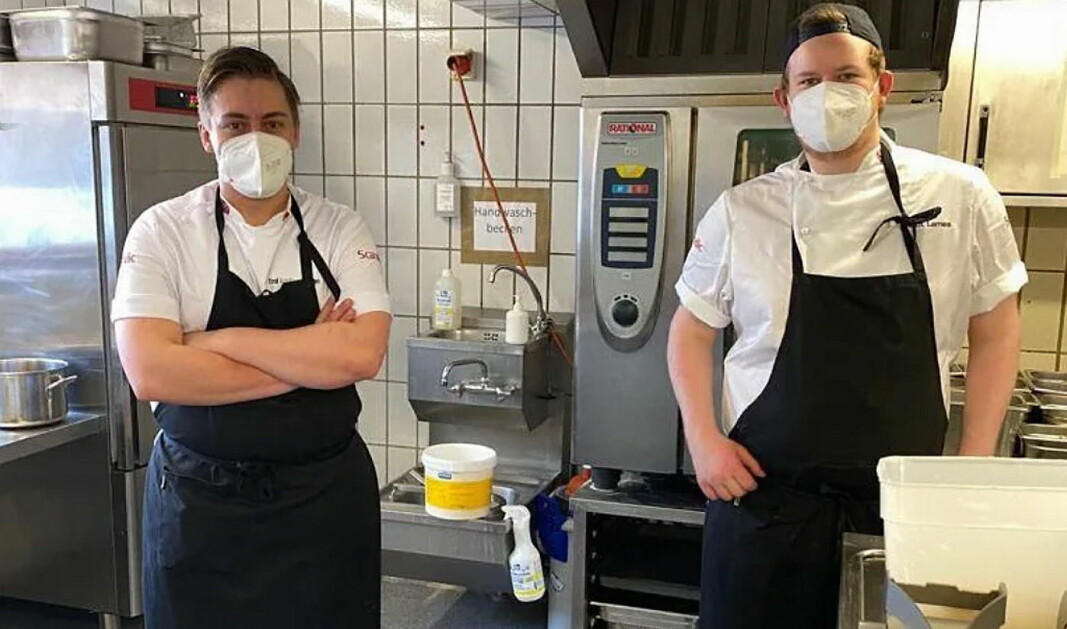 Emil Lundemo (til venstre) og Knut Lernes på kjøkkenet i Oberstdorf. (Foto: Skiforbundet)