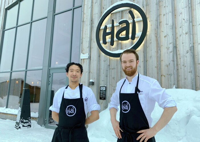 Gean Non har mange års erfaring fra Plah i Oslo, mens kjøkkensjef Johannes Barli har jobbet både på Sentralen og Gamle Raadhus. Nå lager de mat sammen på Sjusjøen. (Foto: Even Rise) Gean Non har mange års erfaring fra Plah i Oslo, mens kjøkkensjef Johannes Barli har jobbet både på Sentralen og Gamle Raadhus. Nå lager de mat sammen på Sjusjøen. (Foto: Even Rise)