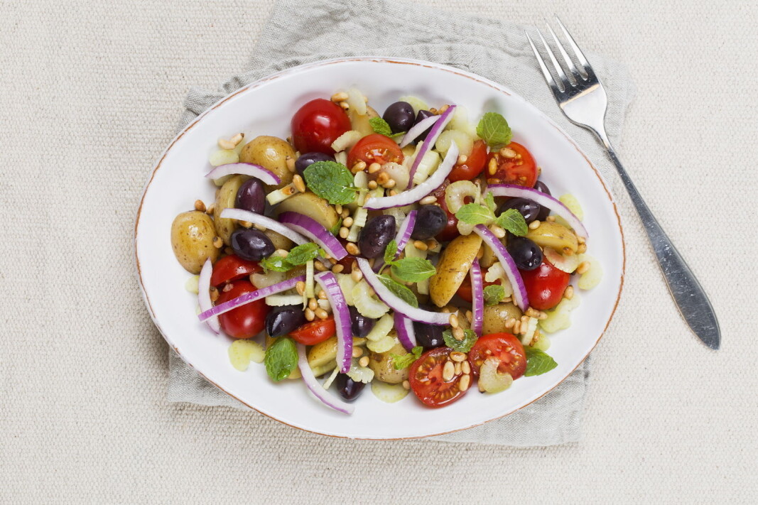 Kalde poteter kan bli deilig lunsjsalat. (Foto: Frukt.no/Mette Garmann) Kalde poteter kan bli deilig lunsjsalat. (Foto: Frukt.no/Mette Garmann)