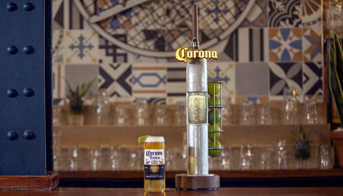 Tappetårnene har en egen limeholder. (Foto: Corona/AB InBev) Tappetårnene har en egen limeholder. (Foto: Corona/AB InBev)